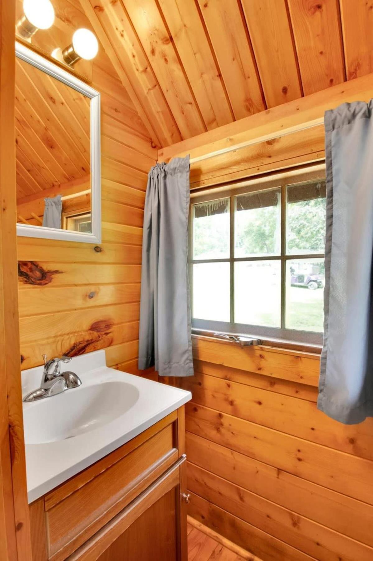 Lovely Rustic Cabin In 布卢明顿 外观 照片